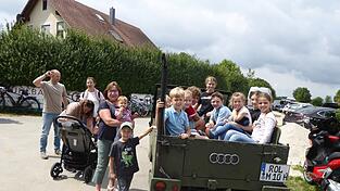 Kinder der Jugendfeuerwehr waren bei der Oldtimer-Rundfahrt dabei.