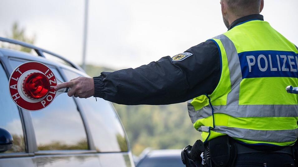 Bei der Grenzkontrolle stellte die Polizei illegale Böller sicher. (Symbolbild)