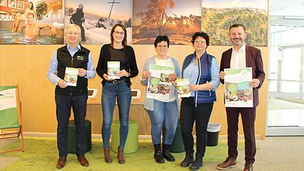 Sind stolz auf das vielf&auml;ltige Programm: (v.l.) Kurdirektor Sepp Barth, Gesundheitsberaterin Christine Wensauer, Koordinatorin Elke Thanner, Kneipp-Gesundheitstrainerin Bettina Pritzl sowie B&uuml;rgermeister Markus Hofmann
