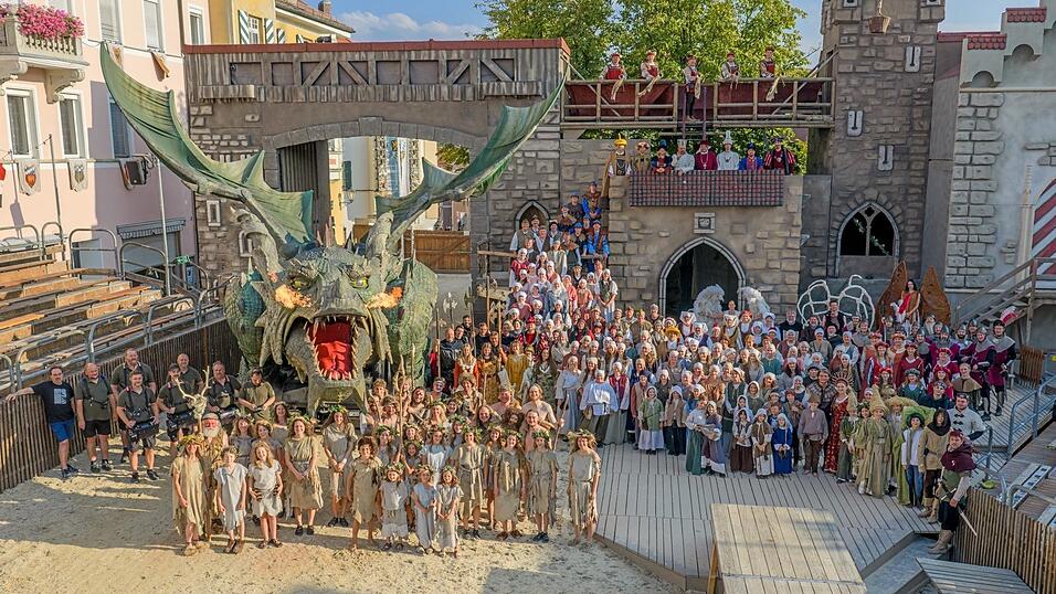 Das ist die Drachenstich-Spielschar in diesem Jahr. Sie versammelte sich am Sonntagabend zu einem Gruppenfoto.
