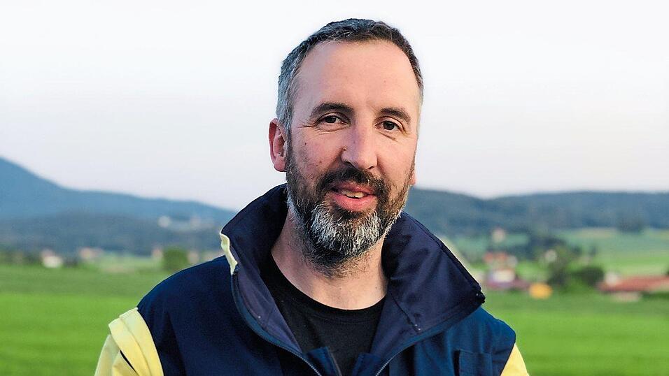 Menschlichkeit, die Geld kostet: Auch wenn Notfallseelsorger wie Thomas Meindl keinen Cent bekommen, ihre Ausbildung und Ausstattung kosten Geld. Hier wollen wir mit unserer Weihnachtsaktion helfen. Menschlichkeit, die Geld kostet: Auch wenn Notfallseelsorger wie Thomas Meindl keinen Cent bekommen, ihre Ausbildung und Ausstattung kosten Geld. Hier wollen wir mit unserer Weihnachtsaktion helfen.