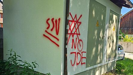 „NO JDE“ sowie einen durchgestrichenen Davidstern hat ein Unbekannter am Donnerstag oder Freitag an das Trafohäuschen gesprüht.