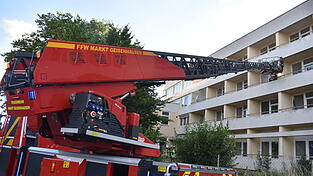 Mit der Drehleiter versuchte man &uuml;ber die Balkone, einzelne Jungen und M&auml;dchen aus der lebensgef&auml;hrlichen Situation zu retten.