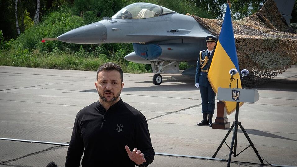 Der ukrainische Präsident Wolodymyr Selenskyj hat Waffenexporte zur Finanzierung der eigenen Rüstungsindustrie angekündigt. (Archivbild)