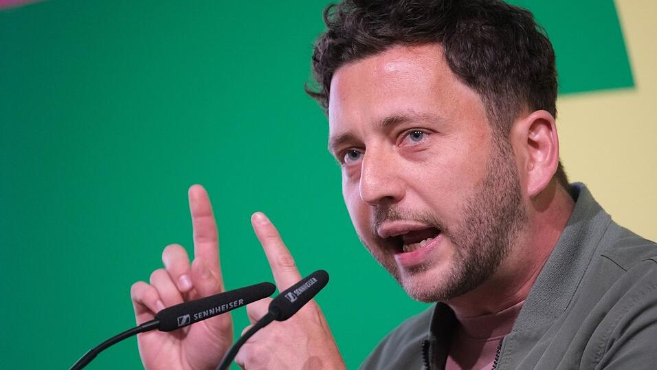 Gr&uuml;nen-Chef Felix Banaszak warnt: 2033 darf nicht wie 1933 werden. (Archivfoto)