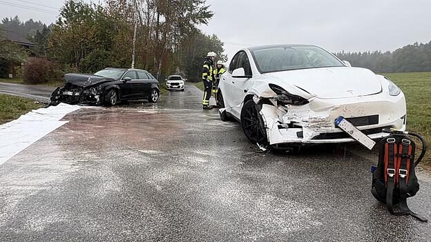 An den am Unfall beteiligten Fahrzeugen entstand ein Sachschaden von insgesamt 25.000 Euro.