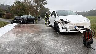 An den am Unfall beteiligten Fahrzeugen entstand ein Sachschaden von insgesamt 25.000 Euro. An den am Unfall beteiligten Fahrzeugen entstand ein Sachschaden von insgesamt 25.000 Euro.