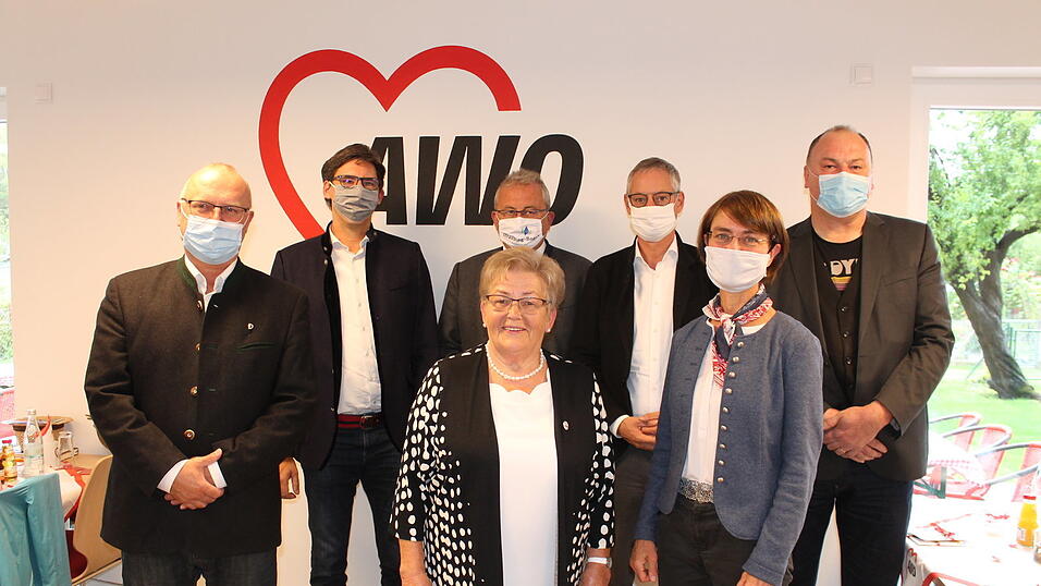 Diakon Helmut Pscheidl, AWO-Kreisvorsitzender Dr. Olaf Sommerfeld, Landrat Josef Laumer, OB Markus Pannermayr, Pfarrerin Christine Riesbeck und MdB Erhard Grundl umringen Christa Brunner, die am Samstag den Erfolg jahrelanger Arbeit einfahren konnte: Die Er&ouml;ffnung der AWO-Begegnungsst&auml;tte.