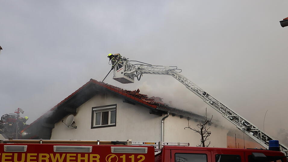 Die angerückten Feuerwehren hatten zahlreiche Spezialgeräte dabei.