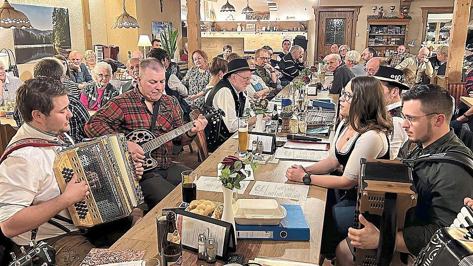 Johannes Weinberger, Fred Held, Julia Helldobler und Andi Leifeld (v.li) brachten immer wieder Schwung und Fröhlichkeit - das Publikum stimmte sogar mit ein.