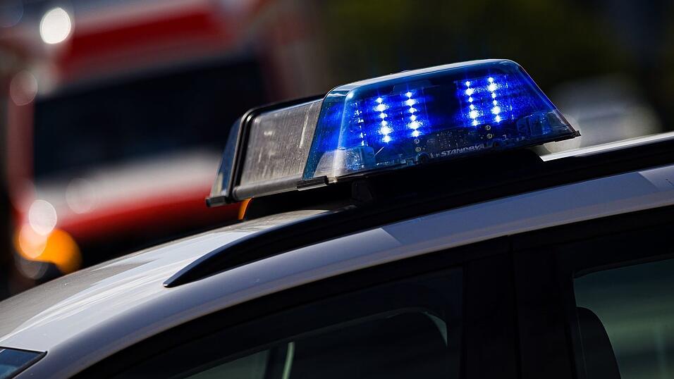 Bei einem Zusammensto&szlig; zweier Autos sind zwei Menschen schwer verletzt worden. Die Polizei sucht Unfallzeugen. (Symbolbild)