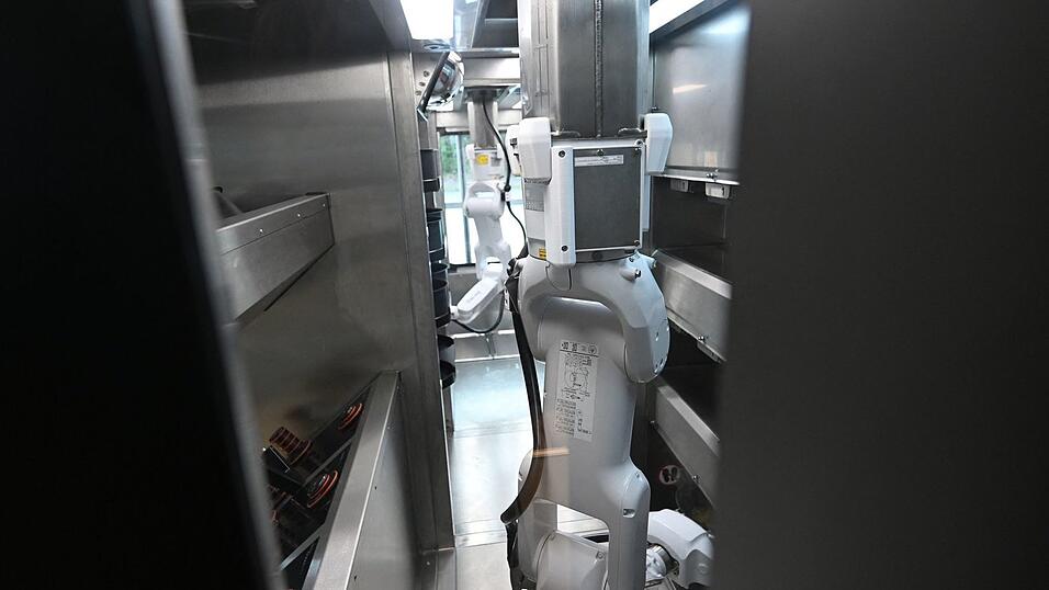 Koch mit Greifarmen: Bis zu 120 Gerichte pro Stunde kann der Roboter zubereiten. Koch mit Greifarmen: Bis zu 120 Gerichte pro Stunde kann der Roboter zubereiten.