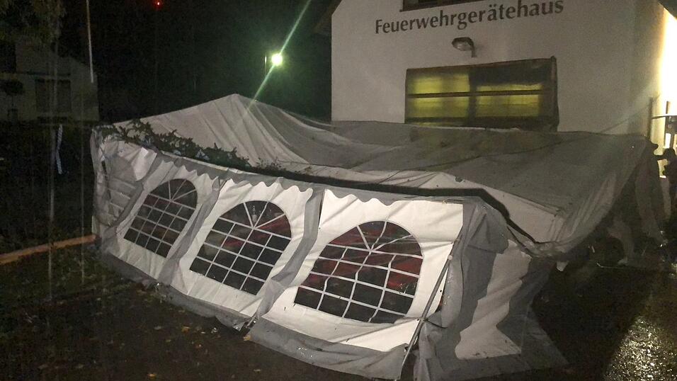 So wütete Sturmtief 'Fabienne' am Sonntag in der Oberpfalz. Zugausfälle, umgestürzte Bäume und sogar eine meterlange Kirchweihbaumspitze, die auf das Dach eines Festzeltes krachte. So wütete Sturmtief 'Fabienne' am Sonntag in der Oberpfalz. Zugausfälle, umgestürzte Bäume und sogar eine meterlange Kirchweihbaumspitze, die auf das Dach eines Festzeltes krachte.