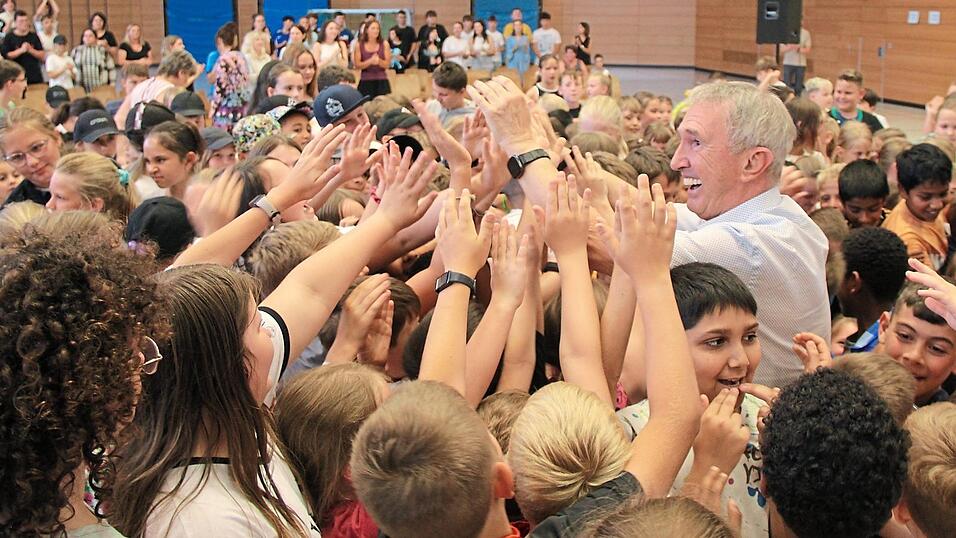 Der scheidende Rektor G&uuml;nter Kaniber mitten drin: 'Seine Kinder' k&ouml;nnten ihm schon fehlen ..