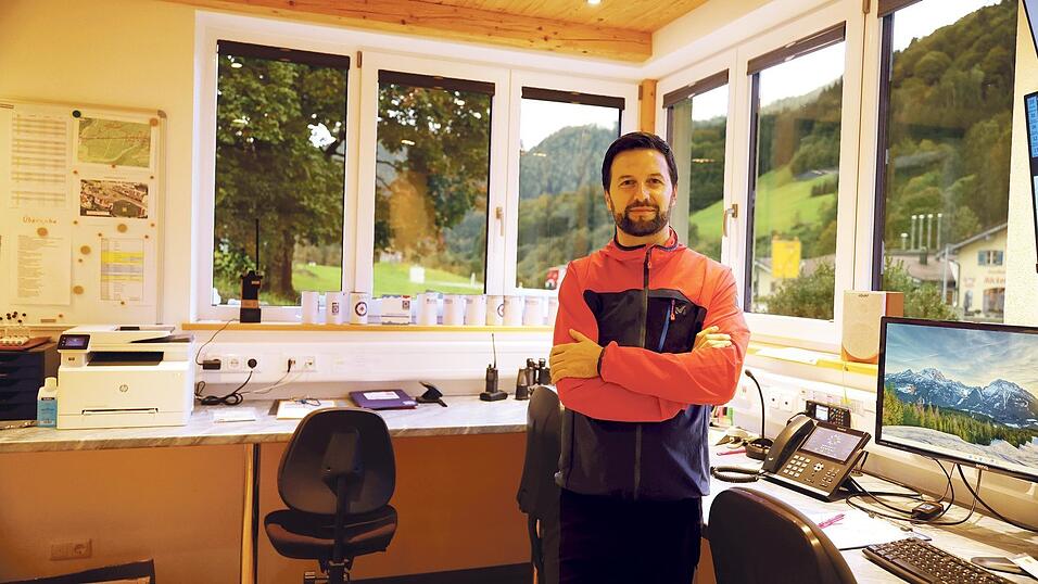 Michael Renner in der Einsatzzentrale in Ramsau. Der Watzmann ist hinter den Wolken. Und auf dem Bildschirm.