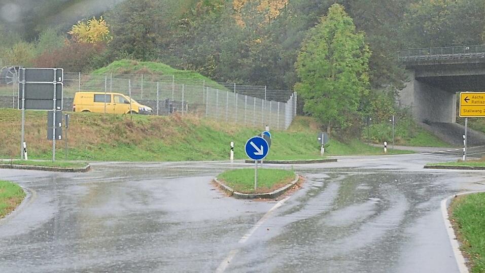 Die Kreuzung bei Rattiszell, an der ein Kreisverkehr entstehen soll, aufgenommen bei der Bauausschussrundfahrt im Herbst vor einem Jahr: Sie hat eine hohe Verkehrsbelastung und hat sich deswegen in der letzten Zeit zu einem Unfallschwerpunkt entwickelt. Die Kreuzung bei Rattiszell, an der ein Kreisverkehr entstehen soll, aufgenommen bei der Bauausschussrundfahrt im Herbst vor einem Jahr: Sie hat eine hohe Verkehrsbelastung und hat sich deswegen in der letzten Zeit zu einem Unfallschwerpunkt entwickelt.