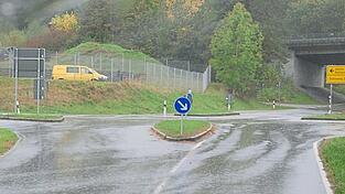 Die Kreuzung bei Rattiszell, an der ein Kreisverkehr entstehen soll, aufgenommen bei der Bauausschussrundfahrt im Herbst vor einem Jahr: Sie hat eine hohe Verkehrsbelastung und hat sich deswegen in der letzten Zeit zu einem Unfallschwerpunkt entwickelt.