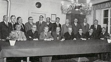 Mit Dr. Matthias Kistler als Vizeb&uuml;rgermeister (sitzend 3. v. l.), Alfons Brandl (sitzend 2. v. r.) und Hans Gerl (stehend 6. v. l.) feierten die Freien W&auml;hler im Jahre 1966 ihr Deb&uuml;t im Mainburger Stadtrat. Als B&uuml;rgermeister amtierte damals Max Spenger von der SPD (sitzend 4. v. l.).
