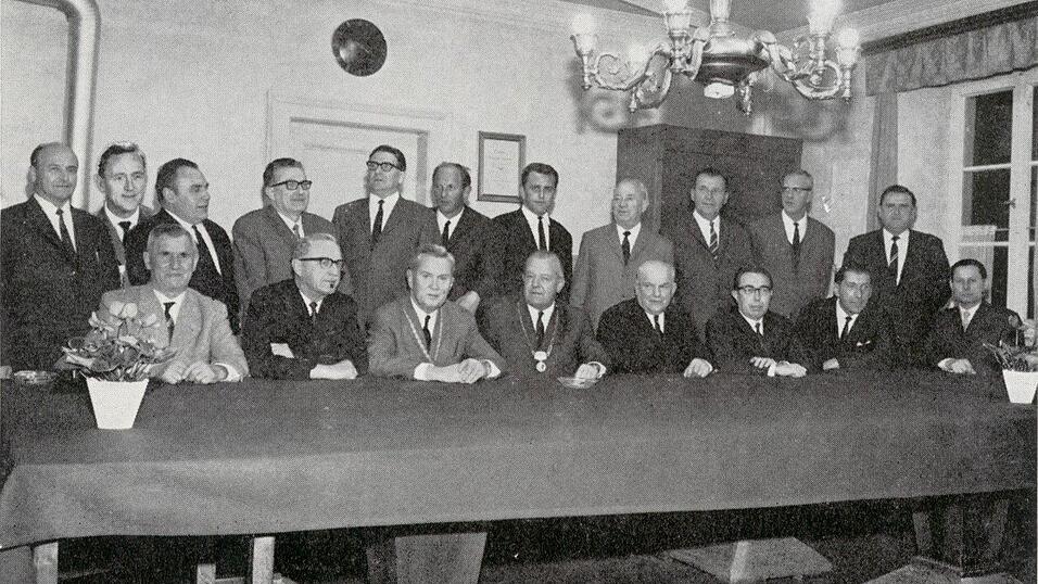 Mit Dr. Matthias Kistler als Vizebürgermeister (sitzend 3. v. l.), Alfons Brandl (sitzend 2. v. r.) und Hans Gerl (stehend 6. v. l.) feierten die Freien Wähler im Jahre 1966 ihr Debüt im Mainburger Stadtrat. Als Bürgermeister amtierte damals Max Spenger von der SPD (sitzend 4. v. l.). Mit Dr. Matthias Kistler als Vizebürgermeister (sitzend 3. v. l.), Alfons Brandl (sitzend 2. v. r.) und Hans Gerl (stehend 6. v. l.) feierten die Freien Wähler im Jahre 1966 ihr Debüt im Mainburger Stadtrat. Als Bürgermeister amtierte damals Max Spenger von der SPD (sitzend 4. v. l.).