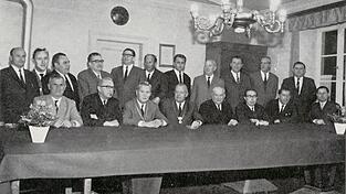 Mit Dr. Matthias Kistler als Vizebürgermeister (sitzend 3. v. l.), Alfons Brandl (sitzend 2. v. r.) und Hans Gerl (stehend 6. v. l.) feierten die Freien Wähler im Jahre 1966 ihr Debüt im Mainburger Stadtrat. Als Bürgermeister amtierte damals Max Spenger von der SPD (sitzend 4. v. l.).
