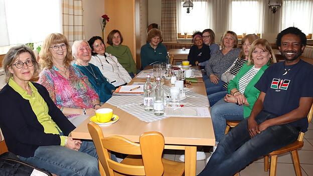 Tauschten sich nach den Berichten &uuml;ber die Aktivit&auml;ten der Ukunda-Hilfe bei der Jahreshauptversammlung aus und berieten &uuml;ber Aktionen in diesem Jahr. Angelika Friedl (v.l.), Vorsitzende Anneliese Jacquet, Petra Herrmann, Petra Drexler, Steffi Wallner, Maria Biebl, Teresa Kech mit T&ouml;chterchen Sophie, Maria Ertl, Gerda Angl, Jutta Fuchs und Terrance Kech