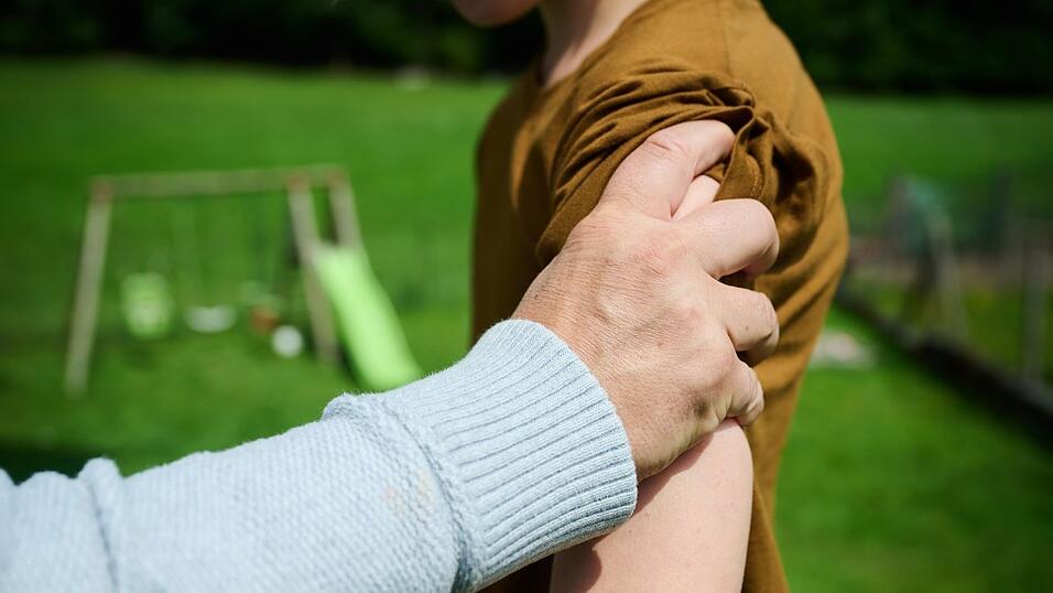 Mutter, Vater und ein Familienfreund sollen eine 12-Jährige gemeinschaftlich vergewaltigt haben. (Symbolfoto) Mutter, Vater und ein Familienfreund sollen eine 12-Jährige gemeinschaftlich vergewaltigt haben. (Symbolfoto)