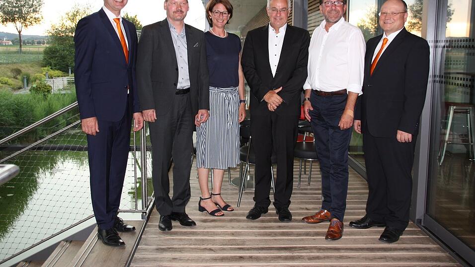 Trotz Corona zufrieden mit dem Geschäftsjahr (v.l.): Vorstand Christian Beck, Aufsichtsräte Markus Simbürger, Kerstin Schanzer, Stefan Pritscher (Ergolding) Michael Forstner und Vorstand Klaus Santner. Trotz Corona zufrieden mit dem Geschäftsjahr (v.l.): Vorstand Christian Beck, Aufsichtsräte Markus Simbürger, Kerstin Schanzer, Stefan Pritscher (Ergolding) Michael Forstner und Vorstand Klaus Santner.