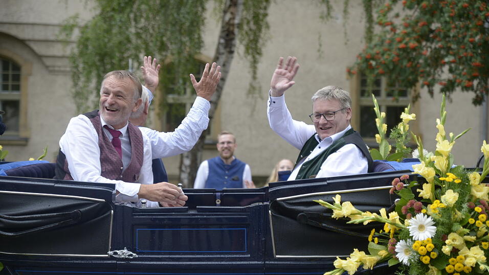 Zahlreiche Musik- und Trachtengruppen zogen nach dreij&auml;hriger Pause am Freitagabend zum Festplatz Am Hagen.&nbsp;