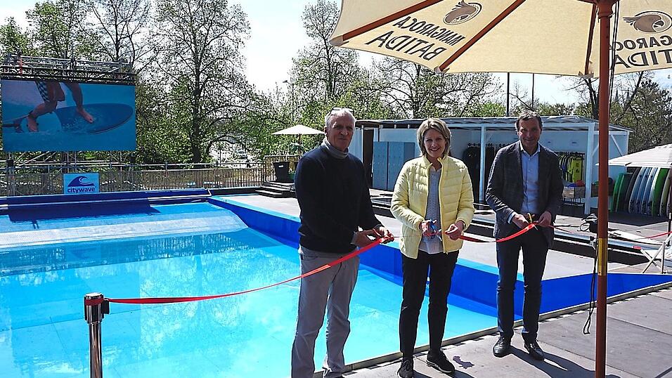 Sie durchtrennten das Sperrband: (v. l.) Rainer Klimaschewski, Astrid Freudenstein und Thomas Zink.