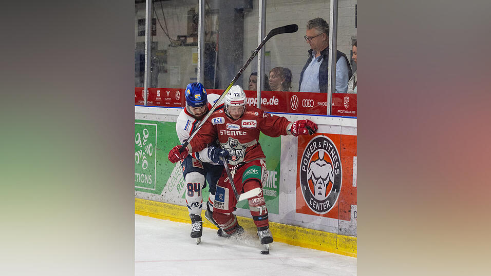 Die Eisb&auml;ren Regensburg (rote Trikots) haben am Sonntag zur&uuml;ckgebissen und die DEL2-Finalserie gegen die Kassel Huskies auf 1:1 ausgeglichen.