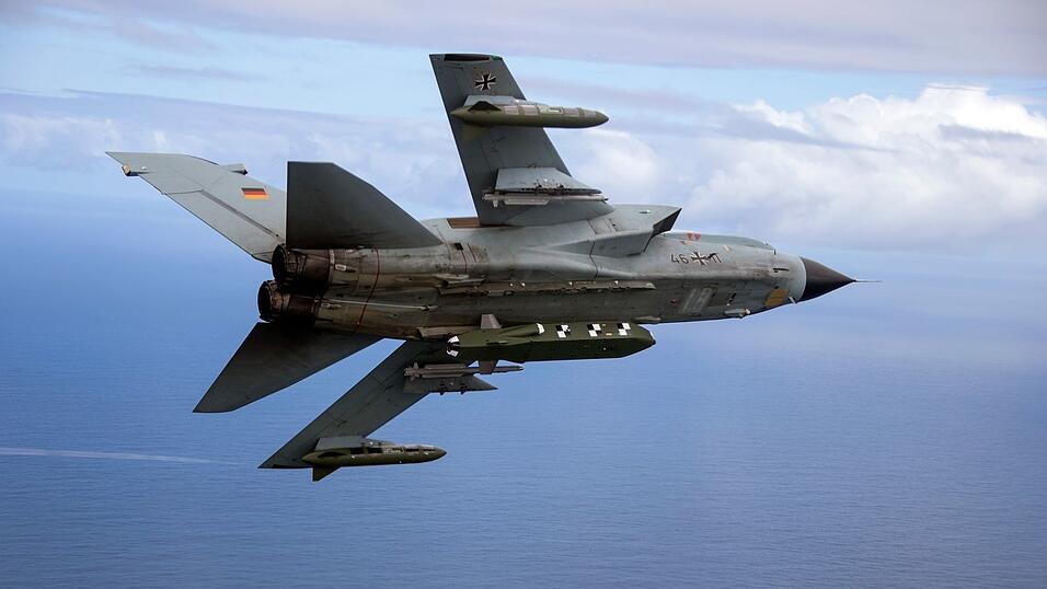 Taurus-Marschflugkörper - hier unter einem Kampfjet vom Typ Tornado - gelten als besonders schlagkräftige Waffen. Könnten sie künftig eine Sicherheitsgarantie für die Ukraine sein? (Archivbild)