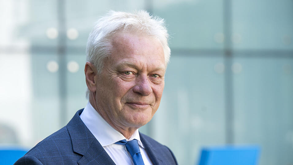 Der designierte Bundeslandwirtschaftsminister Alois Rainer steht nach der CSU-Vorstandssitzung für ein Porträt im Innenhof der Parteizentrale. Der designierte Bundeslandwirtschaftsminister Alois Rainer steht nach der CSU-Vorstandssitzung für ein Porträt im Innenhof der Parteizentrale.