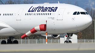 Die Bundesregierung schickte einen Lufthansa-Airbus zu einem ersten Evakuierungsflug nach Oman. (Archivbild)