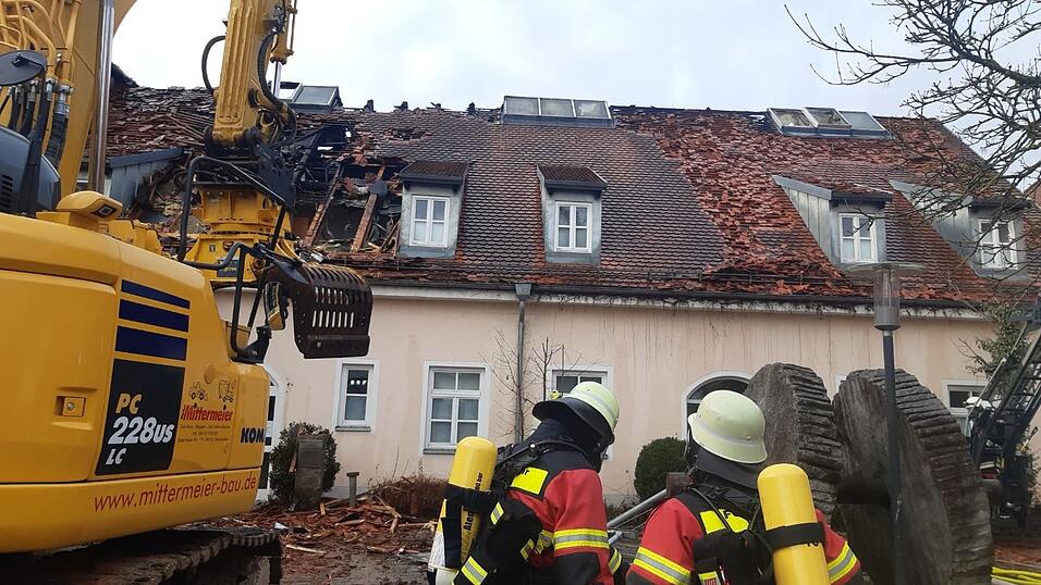 Der Brand in Mengkofen h&auml;lt die Einsatzkr&auml;fte der Feuerwehr in Atem.&nbsp;
