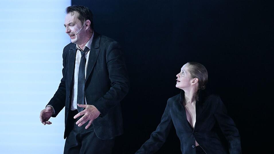 «Faust I» wurde von Ulrich Rasche für die Salzburger Festspiele neu inszeniert. «Faust I» wurde von Ulrich Rasche für die Salzburger Festspiele neu inszeniert.