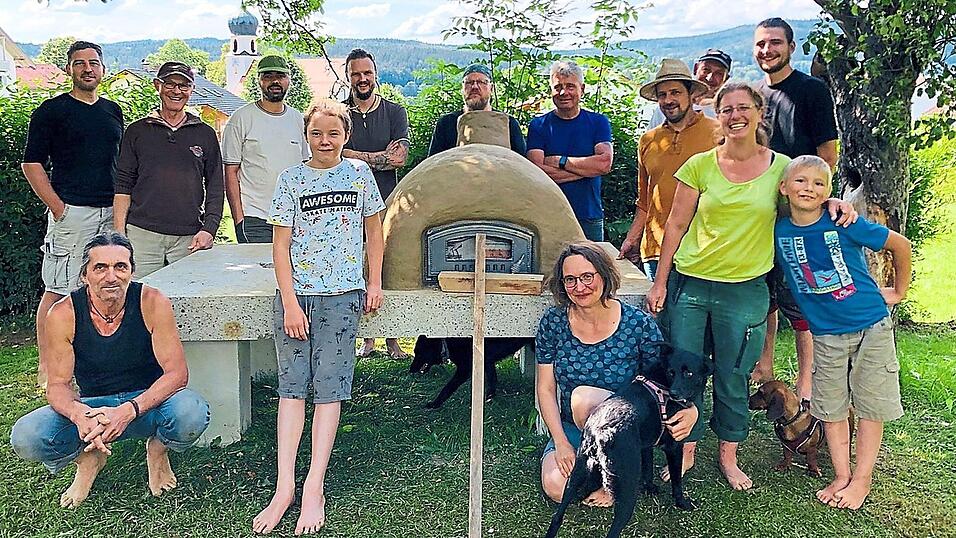 Das neue Prunkstück im Schulgarten: Der selbst gebaute Lehmbackofen und seine Erschaffer. Das neue Prunkstück im Schulgarten: Der selbst gebaute Lehmbackofen und seine Erschaffer.
