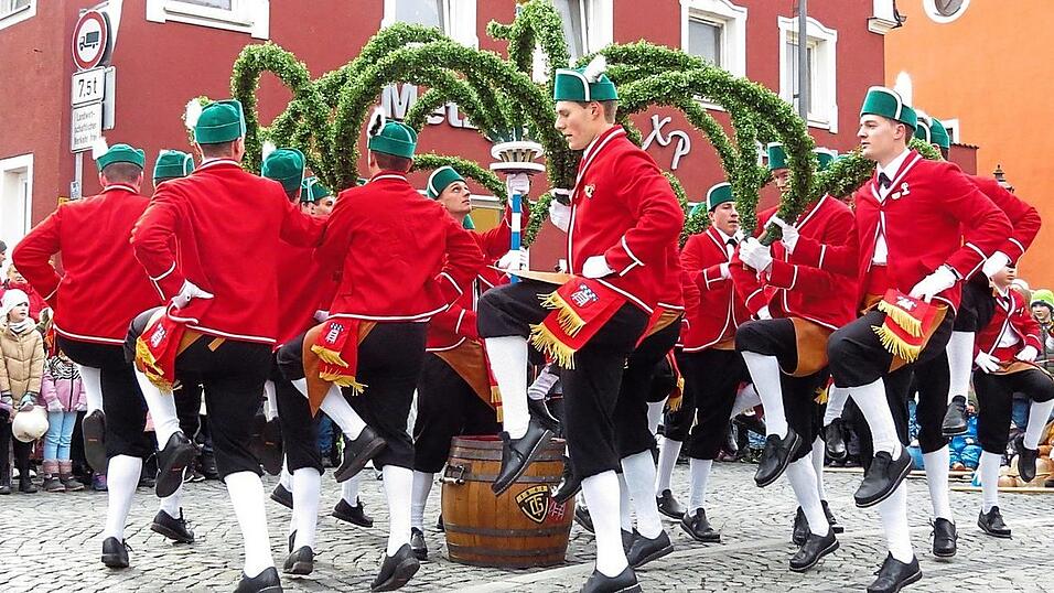 Die Krone ist eine der Tanzfiguren beim Schäfflertanz. Die Krone ist eine der Tanzfiguren beim Schäfflertanz.