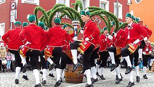 Die Krone ist eine der Tanzfiguren beim Sch&auml;fflertanz.