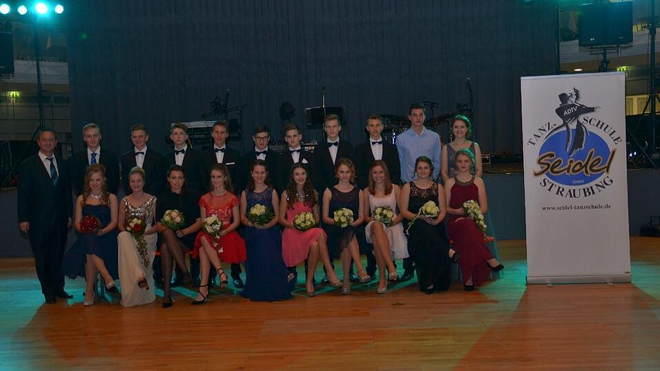 Die Bilder vom Abschlussball der Tanzschule Seidel in der Fraunhofer-Halle am 28. November. Die Bilder vom Abschlussball der Tanzschule Seidel in der Fraunhofer-Halle am 28. November.