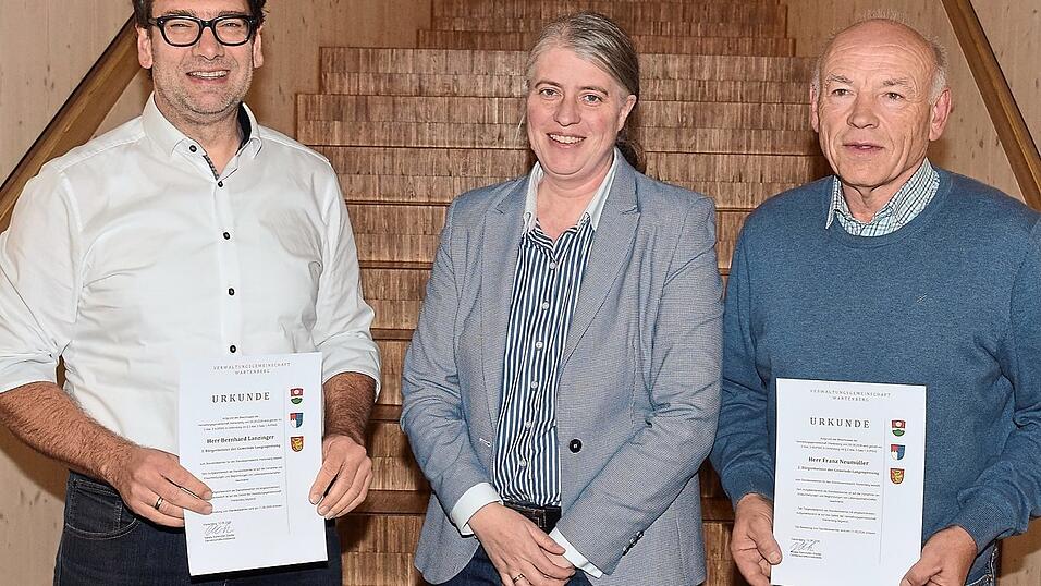 Bürgermeisterin Natalie Kienmüller-Stadler (Mitte) überreichte die Urkunden, wonach zweiter Bürgermeister Franz Neumüller (r.) und dritter Bürgermeister Bernhard Lanzinger (l.) zu Eheschließungsstandesbeamten der Gemeinde Langenpreising bestellt wurden. Bürgermeisterin Natalie Kienmüller-Stadler (Mitte) überreichte die Urkunden, wonach zweiter Bürgermeister Franz Neumüller (r.) und dritter Bürgermeister Bernhard Lanzinger (l.) zu Eheschließungsstandesbeamten der Gemeinde Langenpreising bestellt wurden.