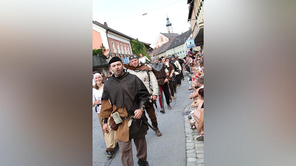 Die schönsten Augenblicke des historischen Drachenstich-Festzuges 2016. Die schönsten Augenblicke des historischen Drachenstich-Festzuges 2016.