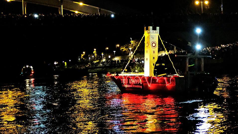 Kurz vor der Wende unter der Schlossbrücke, hier bei der Lampionfahrt 2019.