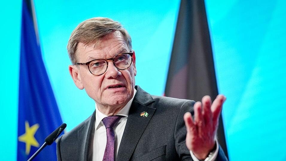 Wegen Äußerungen zur Asylpolitik gegenüber Syrien muss Außenminister Johann Wadephul (CDU) Kritik aus den eigenen Reihen einstecken.