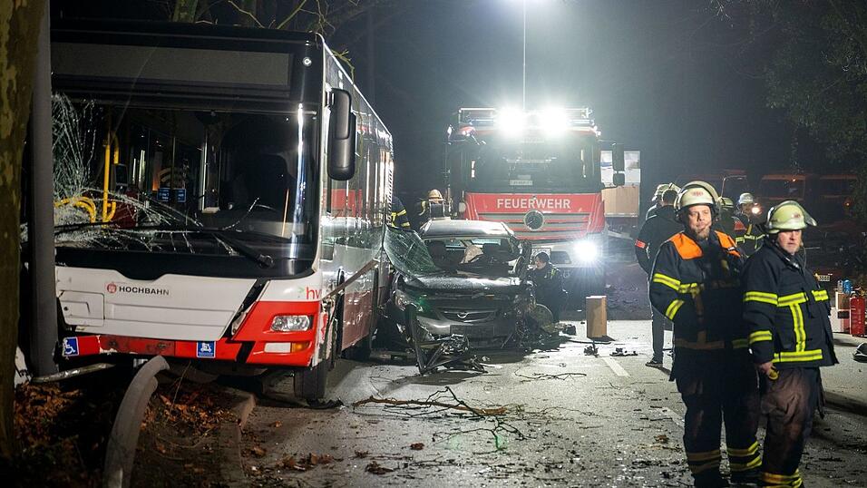 Auf der Flucht geriet der Wagen zwischen einen Linienbus und ein weiteres Fahrzeug und wurde dabei eingeklemmt.