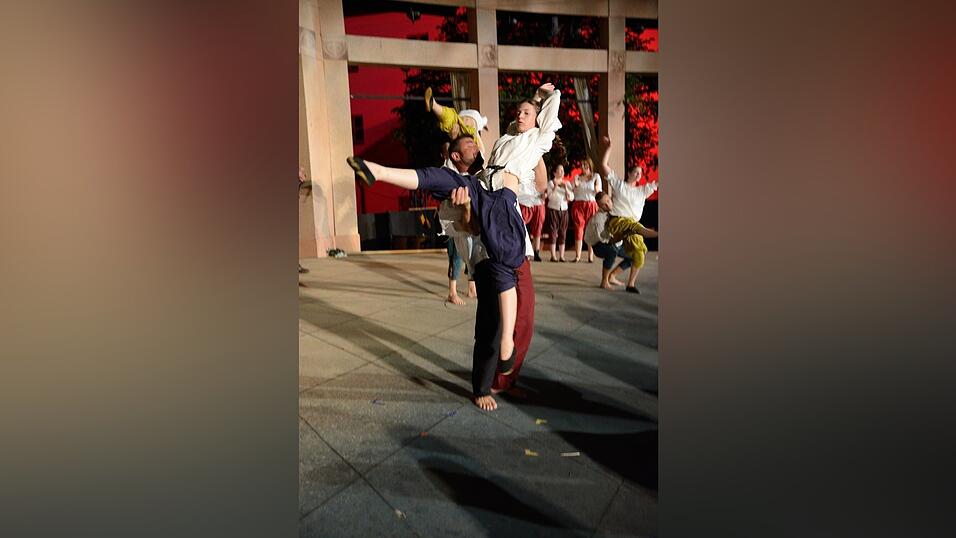 In der Pause hatte die Showtanzgruppe 'Flip Flops' Zeit, ihr ganzes Können zu präsentieren. (Fotos: Ulli Scharrer) In der Pause hatte die Showtanzgruppe 'Flip Flops' Zeit, ihr ganzes Können zu präsentieren. (Fotos: Ulli Scharrer)