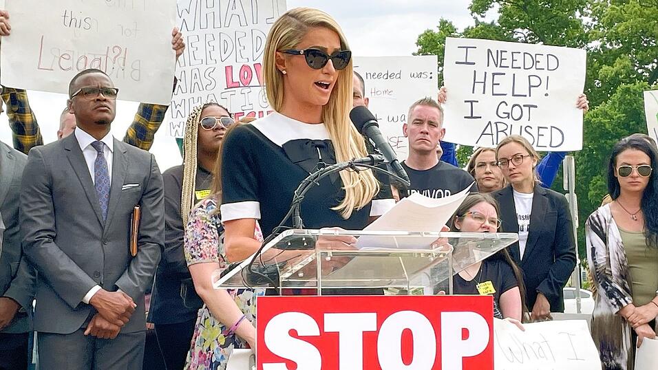 Paris Hilton setzte sich für besseren Schutz von Minderjährigen in privaten Jugendeinrichtungen ein. Paris Hilton setzte sich für besseren Schutz von Minderjährigen in privaten Jugendeinrichtungen ein.