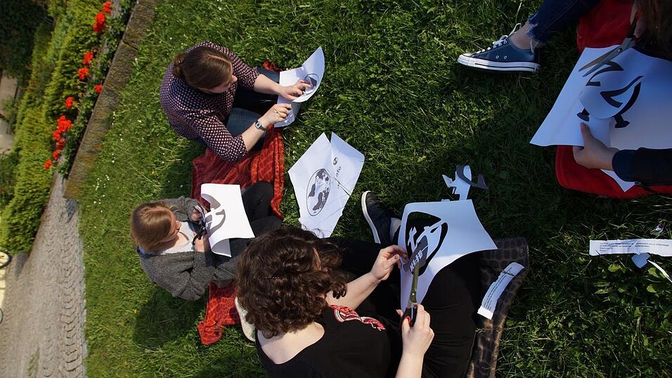 Die KLJB Laberweinting beginnt ihr Projektwochenende Ökologie im Rahmen der 72-Stunden-Aktion mit einem geistlichen Impuls und Glockenläuten im Pfarrgarten. Die KLJB Laberweinting beginnt ihr Projektwochenende Ökologie im Rahmen der 72-Stunden-Aktion mit einem geistlichen Impuls und Glockenläuten im Pfarrgarten.