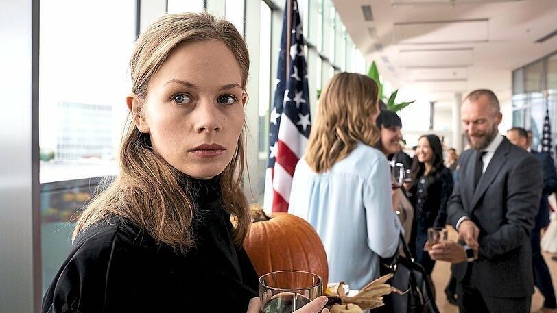 Emily Fisher (Emilia Bernsdorf) ist in den Augen ihrer Eltern 'systemfeindlich', weil zu USA-kritisch. Emily Fisher (Emilia Bernsdorf) ist in den Augen ihrer Eltern 'systemfeindlich', weil zu USA-kritisch.