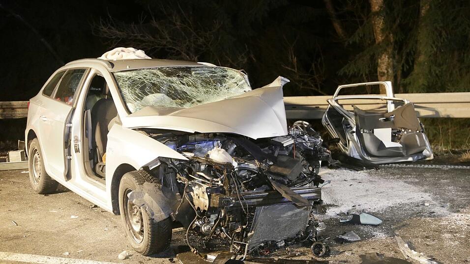 Bei dem Unfall bei Egglkofen wurden mehrere Personen schwer verletzt. Bei dem Unfall bei Egglkofen wurden mehrere Personen schwer verletzt.