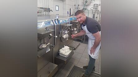 Josef Plötz entnimmt gerade Joghurt-Eis für seine Eisdiele.